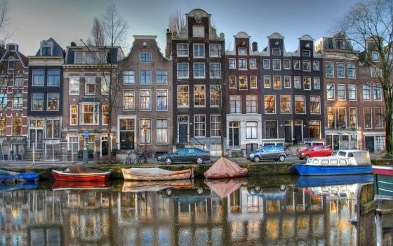 6017_fullimage_amsterdam grachtenpanden spiegeling_560x350
